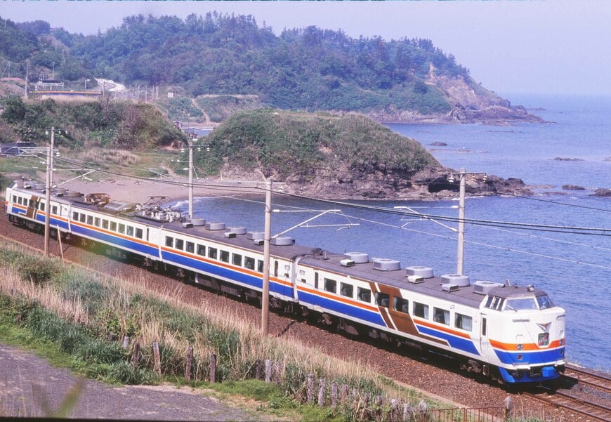 ＜JR＞青海川付近を走る「かがやき」。上越新幹線連絡の俊足特急だった（撮影：南正時）