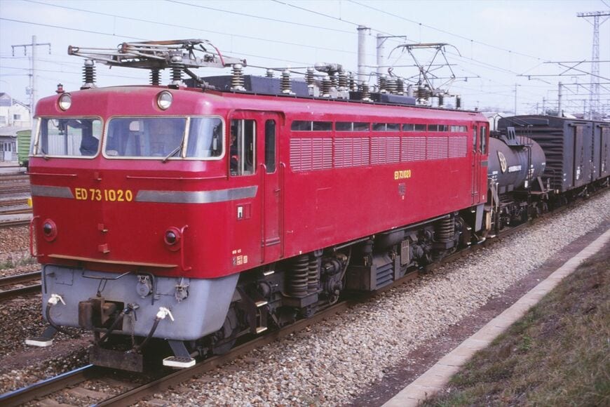 貨物列車を牽引するED73形。ED72形・ED73形は前面がくの字型に張り出した「鳩胸」スタイルが特徴だった（撮影：南正時）