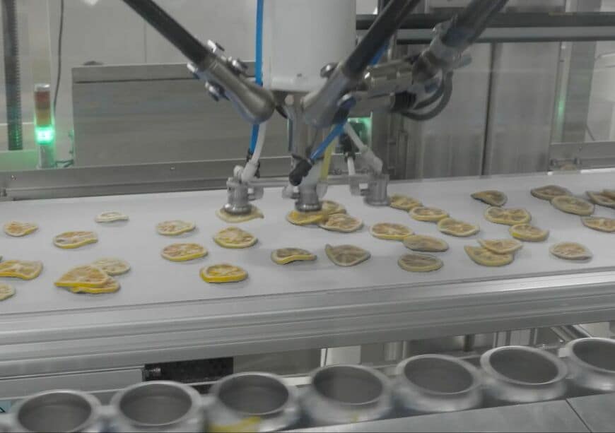量産のために新たに開発されたのがレモンスライスを缶に充填する「パラレルリンクロボット」。1分に600缶を処理することができる（写真：アサヒビール）