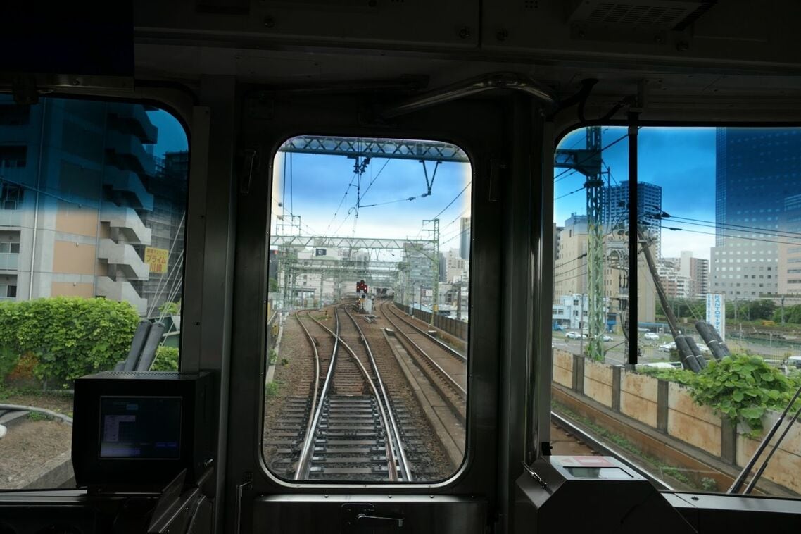 京急川崎駅に向けて下り線を走行