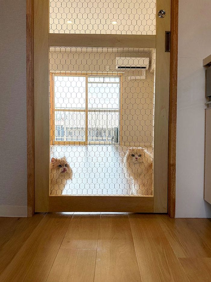 扉を引き戸にし、両面サムターン錠で施錠するタイプの物件