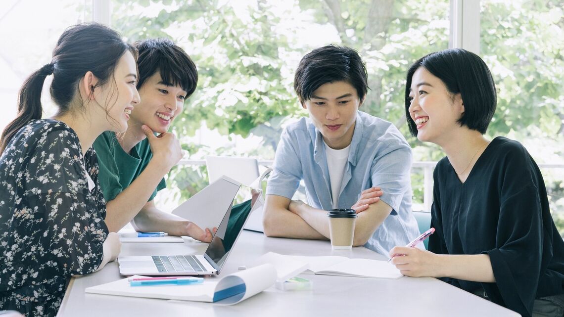 笑顔で話し合う大学生の男女