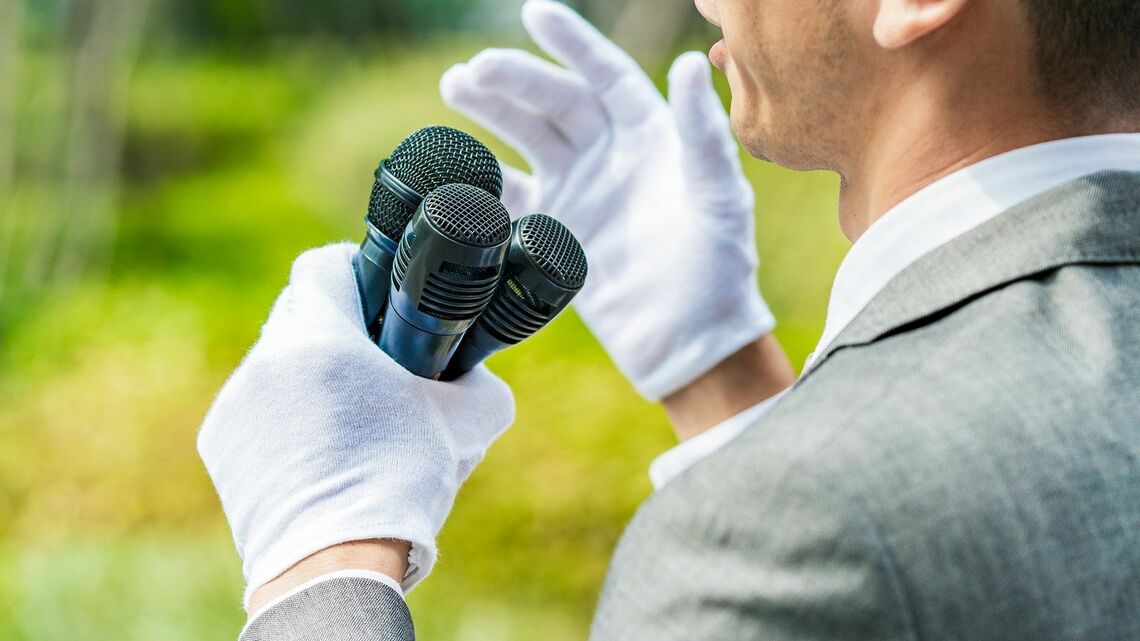 演説をする政治家