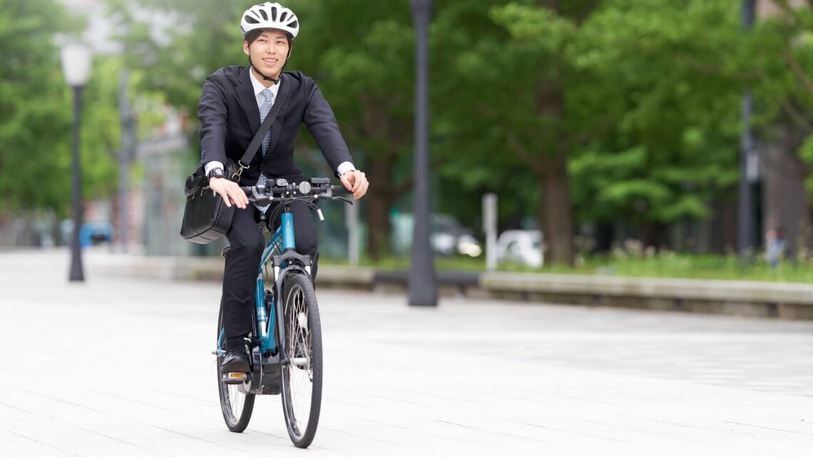自転車に乗る男性