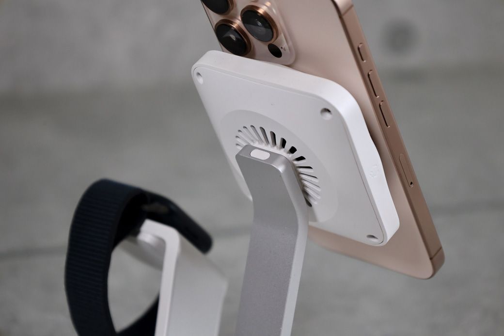 筆者がデスクで使っている電動ファン付きMagSafe充電器。最初は「効果あるのか？」と疑問だったが、夏場は確かに熱くなることなく充電を続けてくれる（写真：筆者撮影）