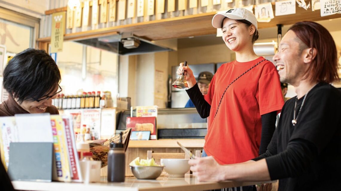 「チンチロリンドリンク」で盛り上がる様子