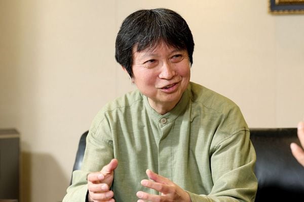 細谷功（ほそやいさお）著述家、抽象アーキテクト。東芝を経て、アーンスト&ヤング、キャップジェミニ、クニエ等の外資系／日系のグローバル・コンサルティングファームにて業務改革等のコンサルティングに従事した後、独立。近年は「具体と抽象」を中核のテーマとした講演やセミナーを企業や各種団体・学校等に対して国内外で実施し、思考力に関しての普及活動を行う（撮影：尾形文繁）