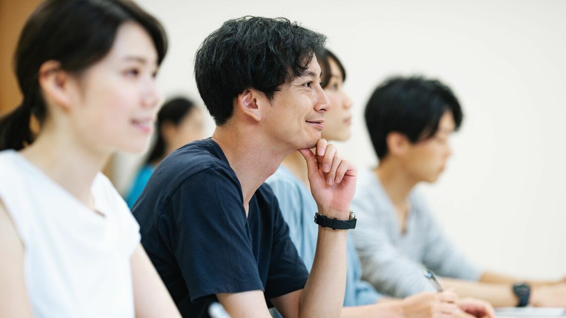 社会は個人レベルから社会政策レベルまで「幸福」を重視する風潮が強まっていますが……(写真:EKAKI/PIXTA)
