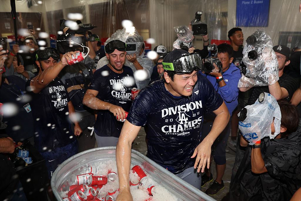 （写真：Chris Coduto/gettyimages）ナショナルリーグ西地区優勝を決めた後、シャンパンファイトで盛り上がる大谷翔平