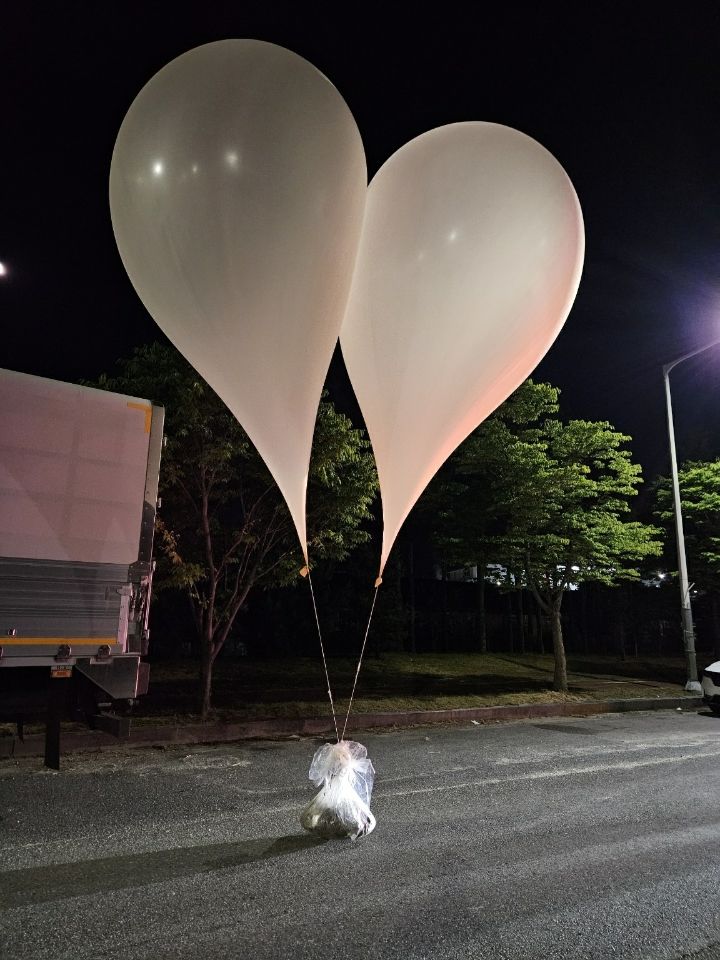 韓国中部・忠清南道で発見された、北朝鮮から飛来した風船（写真・大韓民国合同参謀本部ホームページ）