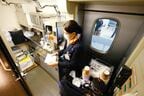 コーヒーの抽出中に同時並行でワゴンの営業準備も行う