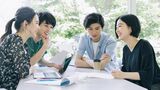 笑顔で話し合う大学生の男女