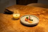 前菜の一例。グラスは、冷製とうもろこしのすり流しをベースにした「和風コーンポタージュ」。皿は、鰹出汁に薄口醤油と味醂で味付けした「冷やしフルーツトマト」と、生胡椒と醤油漬けした「鱧のバターソテー」、夏大根の柚子味噌田楽（写真提供：とんかつ乃ぐち）