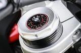 210mmの豊富なストローク量を誇る、堅牢な倒立フォークを採用。プリロード調整のほか、ダンパー調整は左右に伸び側と圧側をわけた全調整式だ（写真：BMW MOTORRAD）