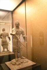 「悠久」編成に展示されている国宝「新薬師寺 十二神将 伐折羅大将立像」の5分の1サイズレプリカ（記者撮影）