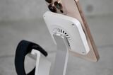 筆者がデスクで使っている電動ファン付きMagSafe充電器。最初は「効果あるのか？」と疑問だったが、夏場は確かに熱くなることなく充電を続けてくれる（写真：筆者撮影）