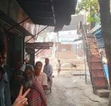 おにぎりせんべいを持って写真撮影に応じてくれた、バングラデシュの長老、かどうかは不明な男性（筆者撮影）