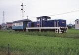 別府鉄道土山線の列車。1984年の廃止までオープンデッキの2軸客車がディーゼル機関車に引かれて走っていた（撮影：南正時）