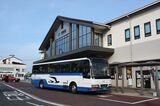 （新線）山陰本線の浜田駅。駅舎の前に停車する高速バスは浜田―広島間を2時間ほどで結ぶ（筆者撮影）