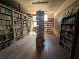 ​​図書室にあった書籍もそのまま（写真：著者撮影）​ 