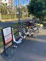 「HELLO CYCLING」で自転車を借りて披露山公園をめざす（筆者撮影）