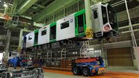 ｢宇宙船｣大阪メトロ400系､普段見せない空飛ぶ姿 中央線の新型車両､急ピッチで進む搬入作業