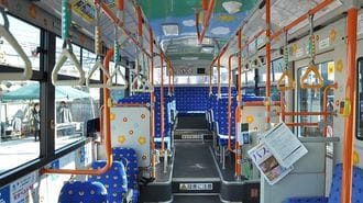 バス車内の｢色｣が各社ともよく似ているワケ