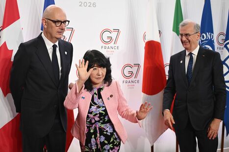 片山財務相､為替動向に｢断固たる措置を取るときは取る｣