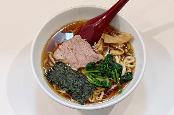 透明度の高い醤油スープが魅力の、昔ながらのしょうゆラーメン