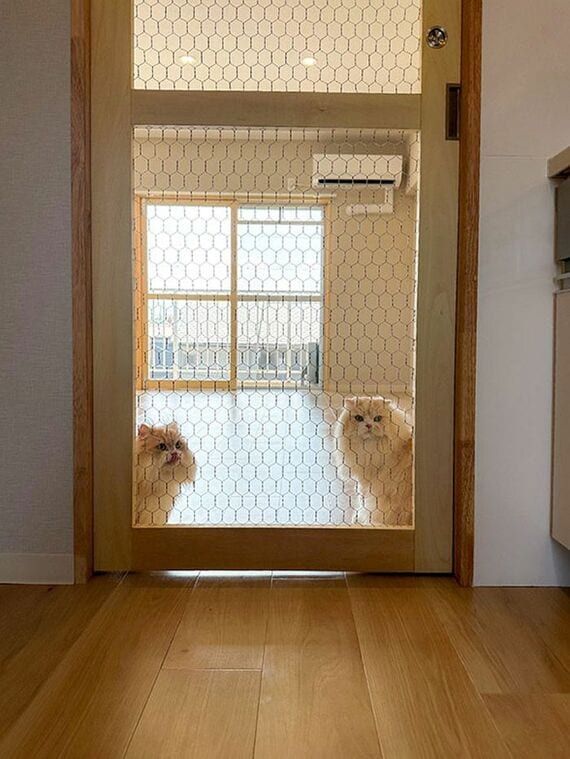 扉を引き戸にし、両面サムターン錠で施錠するタイプの物件