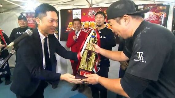 優勝トロフィーを授与される佐藤さん