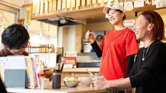 「チンチロリンドリンク」で盛り上がる様子