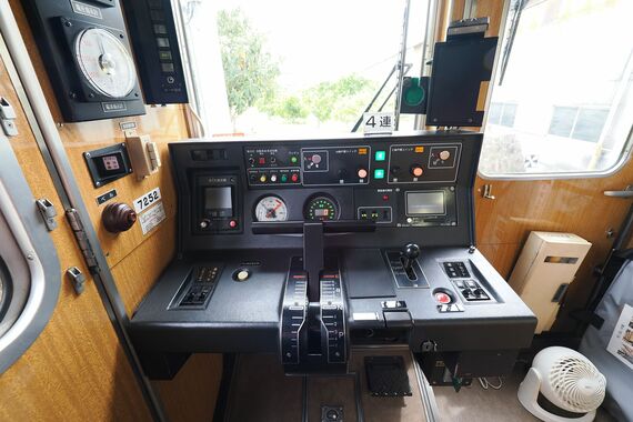 能勢電鉄 7200系 運転台