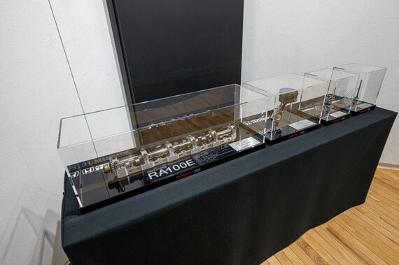 1990年にF1に参戦した本物のマシンから分解し、取り出したエンジン内部のクランクシャフトやピストン、バルブ類などのパーツ