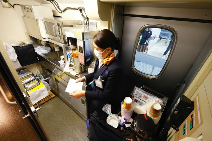 コーヒーの抽出中に同時並行でワゴンの営業準備も行う