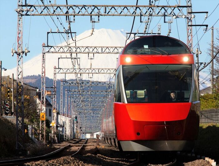 富士山をバックに都心へ走るGSE