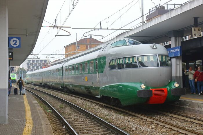 ミラノ・ランブラーテ駅に進入するETR252型