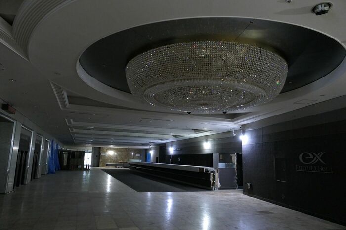 巨大なシャンデリアが残るロビーとフロント