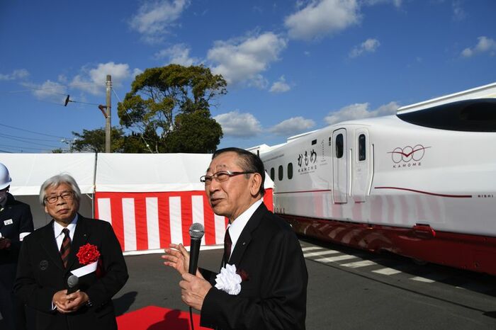 「かもめ」について話す青柳社長。その右は水戸岡氏