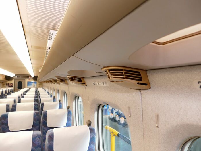 喫煙車の車内