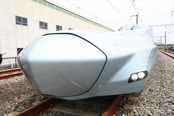 1号車は鼻先にライトがある