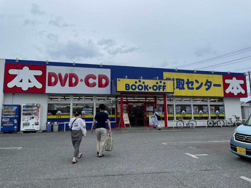 トリコロールならぬ、ブッコロールな外観。一切飾らないこの外観が、原風景の一部になっている人も多いだろう（ブックオフ木更津太田店）