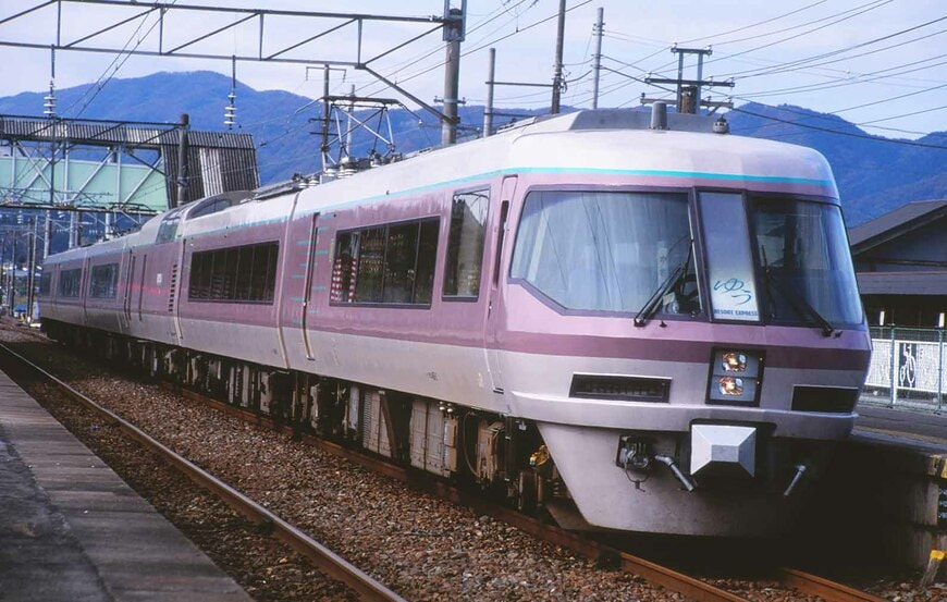 ＜JR＞485系はジョイフルトレインにも改造された。1991年に登場したJR東日本の「リゾートエクスプレスゆう」も485系の改造車だが車体など大部分は新造だった（撮影：南正時）