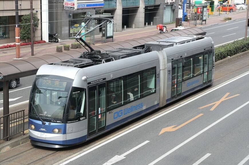 岡山電気軌道9200形「MOMO（モモ）」はブレーメン形の台車や駆動装置と「インチェントロ」に準じた車体を組み合わせた（筆者撮影）