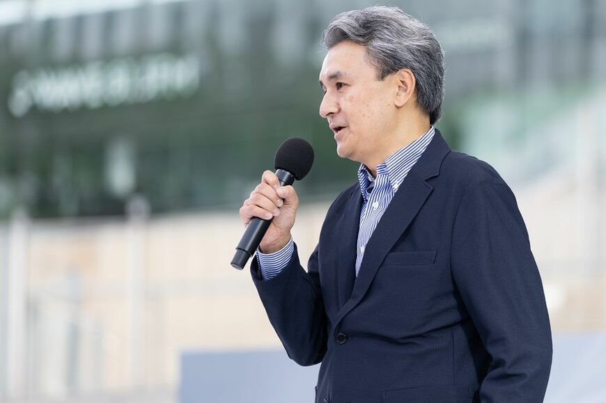2026年6月18日に発売した日産の新型「キックス」と、その発表会の様子（写真：日産自動車）