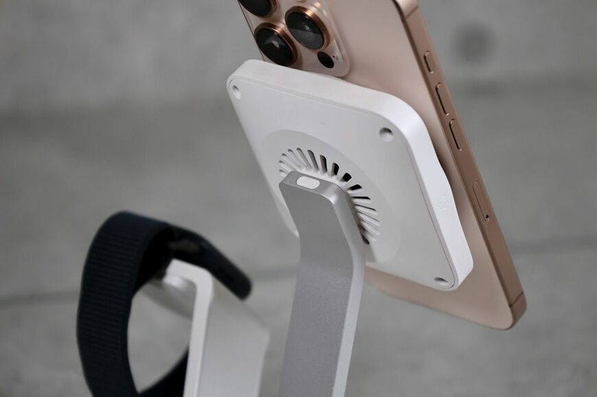 筆者がデスクで使っている電動ファン付きMagSafe充電器。最初は「効果あるのか？」と疑問だったが、夏場は確かに熱くなることなく充電を続けてくれる（写真：筆者撮影）