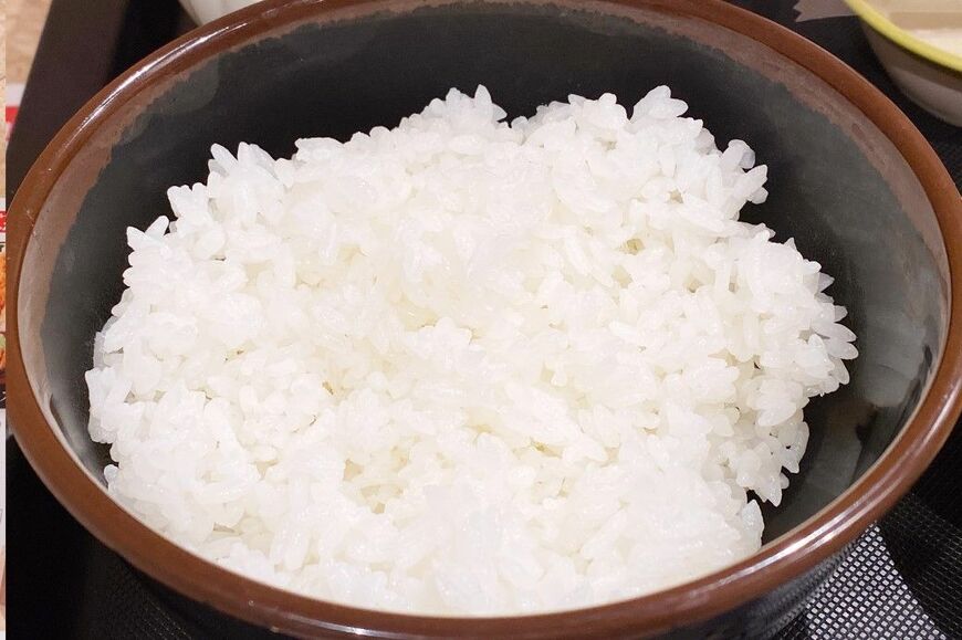 固めに炊いた粒立ちごはんがおいしい（筆者撮影）