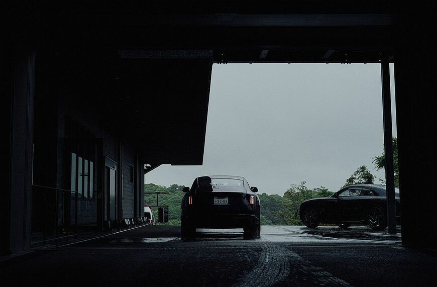 ロールス・ロイス「ブラック・バッジ・スペクター」（写真：ロールス・ロイス・モーター・カーズ）