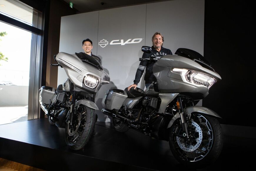 新型CVOストリートグライド（左）とCVOロードグライド（右）。ハーレーダビッドソンのヨッヘン・ツァイツCEO（右）とハーレーダビッドソン ジャパンの野田一夫社長（左）（写真：ハーレーダビッドソン ジャパン）