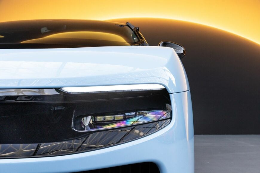 ブラックアウトされたグリルと一体感のあるヘッドライト（写真：Ferrari）